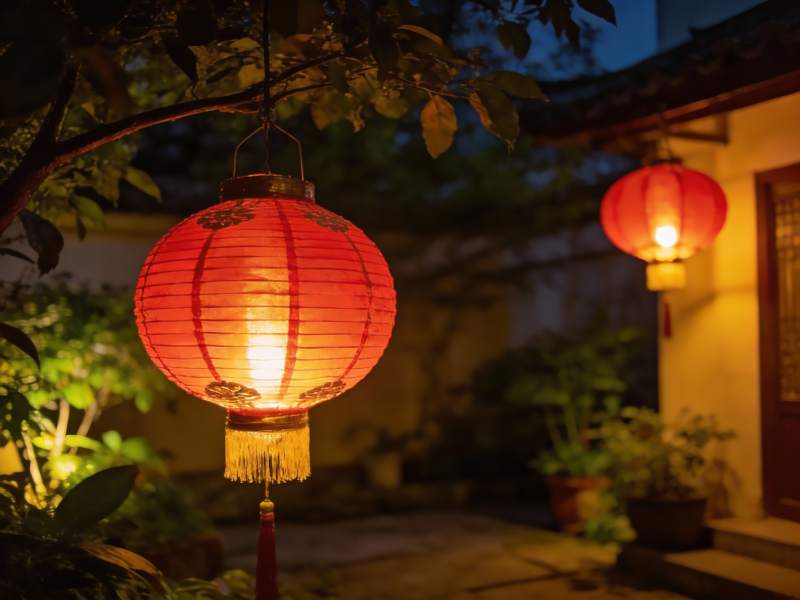 夜色庭院红灯笼高挂图片