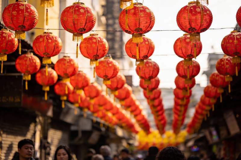 红灯笼挂满街道节日氛围浓厚图片