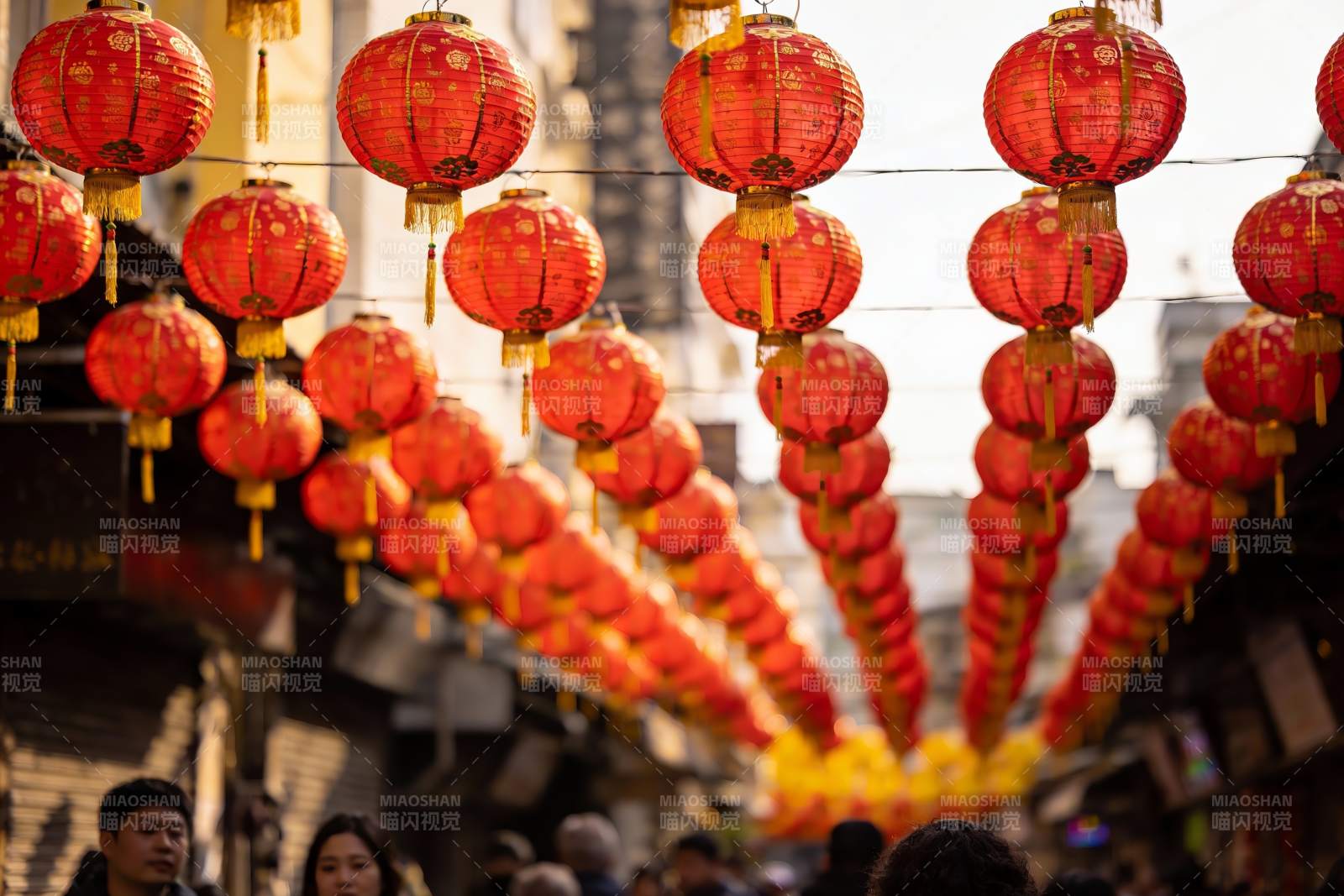 红灯笼挂满街道节日氛围浓厚图片