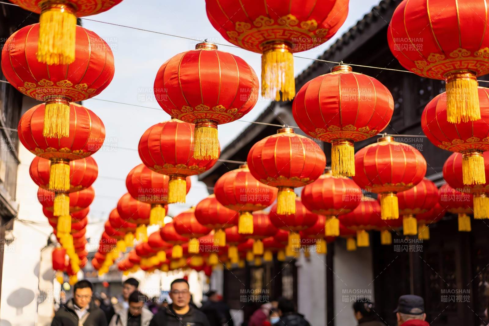 红灯笼挂满古街节日氛围浓厚图片