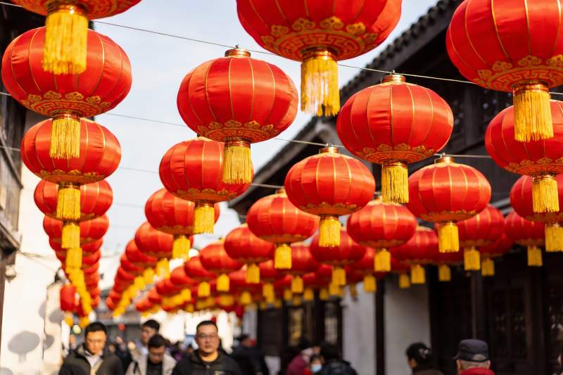 红灯笼挂满古街节日氛围浓厚图片