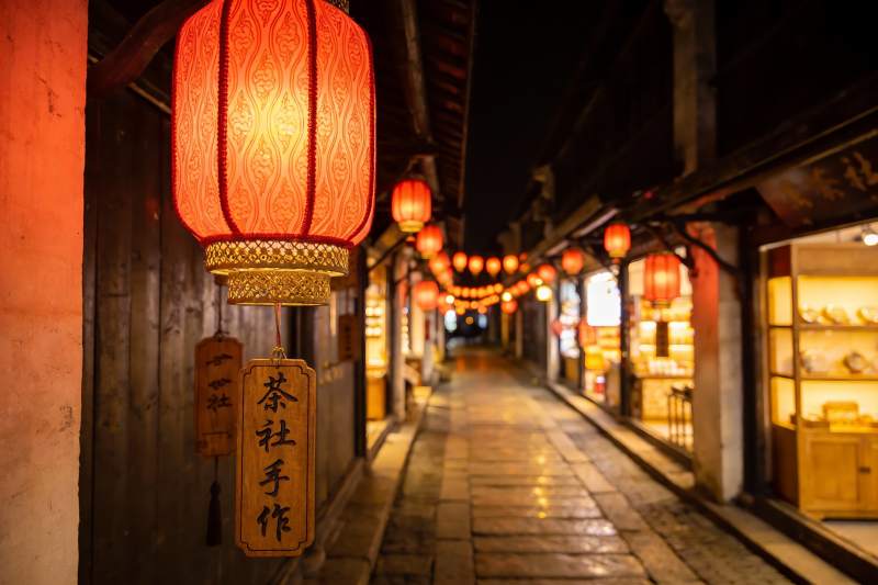 古街夜景红灯笼高挂图片