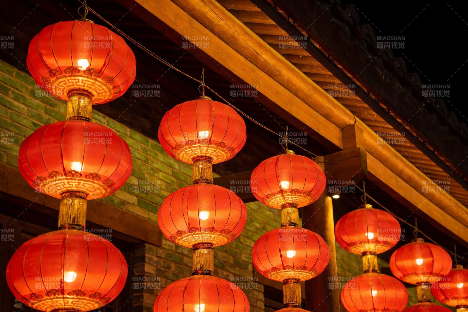 夜幕下古建筑前悬挂的红灯笼图片