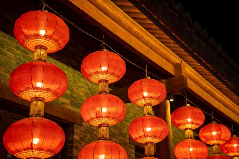 夜幕下古建筑前悬挂的红灯笼图片