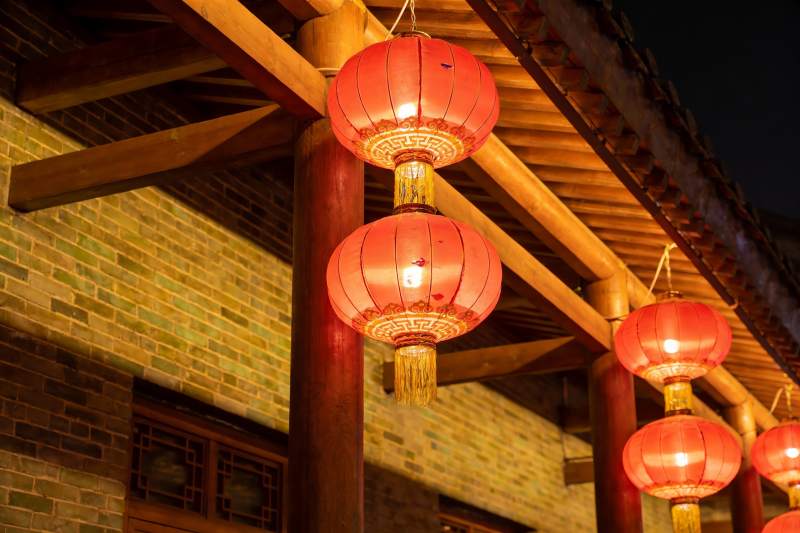 夜色古建筑红灯笼高挂图片