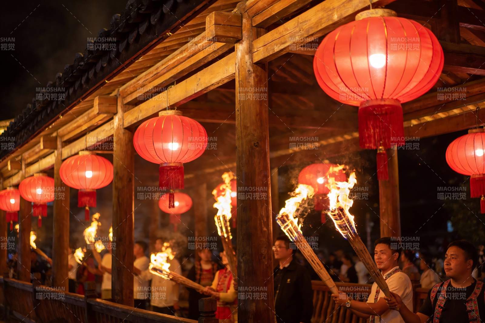 夜游古街火把灯笼齐明图片