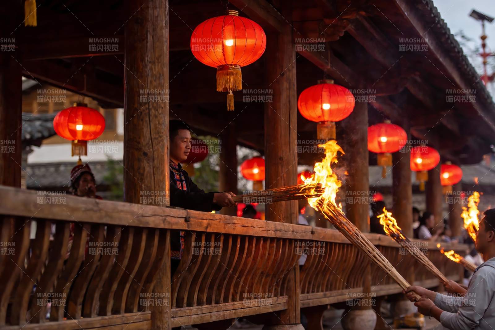 古建筑廊下红灯笼与火把仪式图片