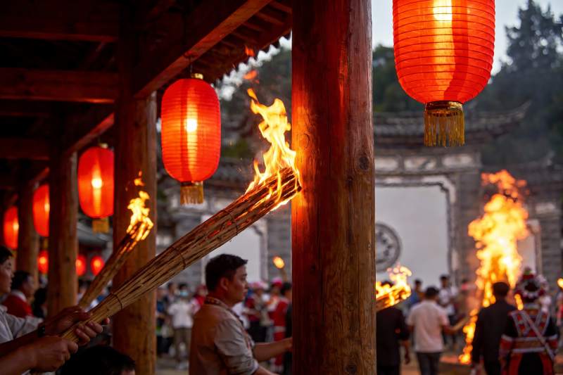 传统节日火把节热闹场景图片