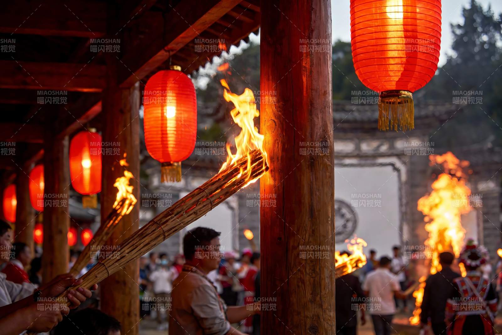 传统节日火把节热闹场景图片