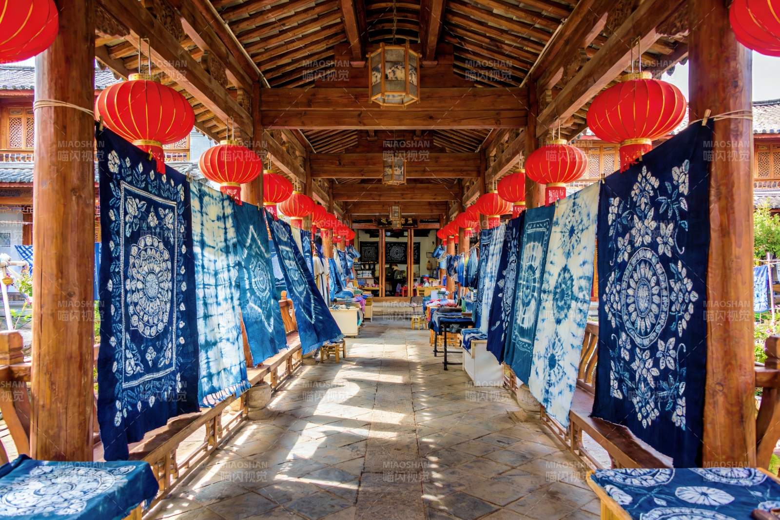 古色古香长廊挂满蓝印花布图片