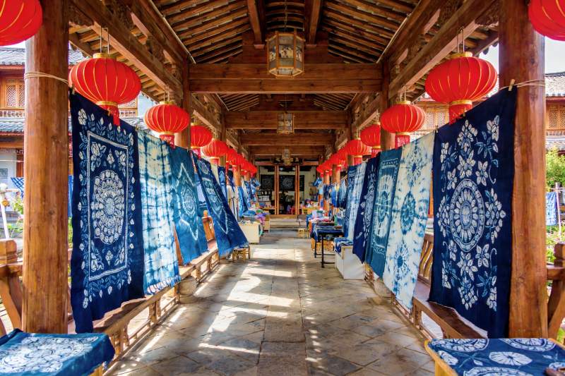 古色古香长廊挂满蓝印花布图片