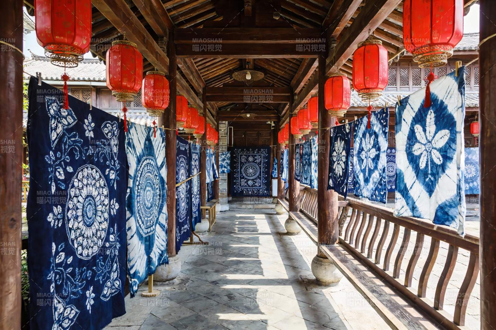 古廊道晾晒蓝印花布图片