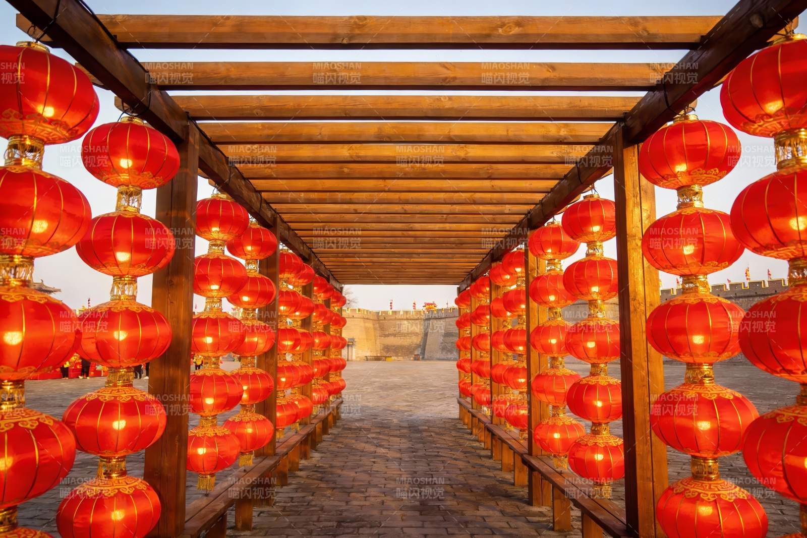 古色古香灯笼长廊图片