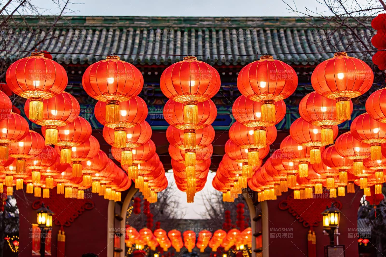 红灯笼挂满古建筑入口图片