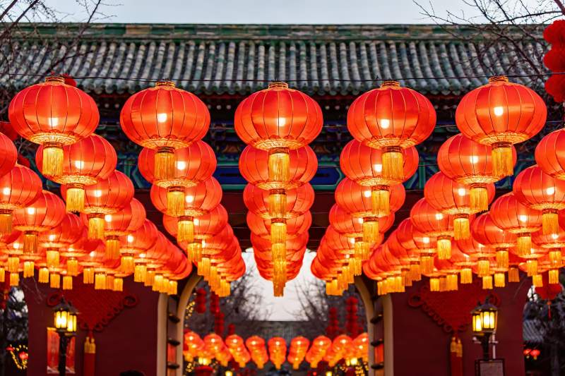 红灯笼挂满古建筑入口图片