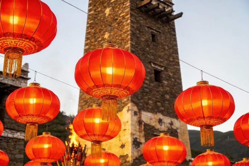 古塔前挂满红灯笼图片