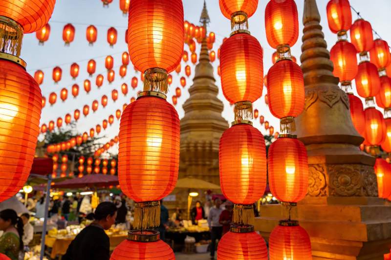 夜市灯笼高挂人群熙攘图片