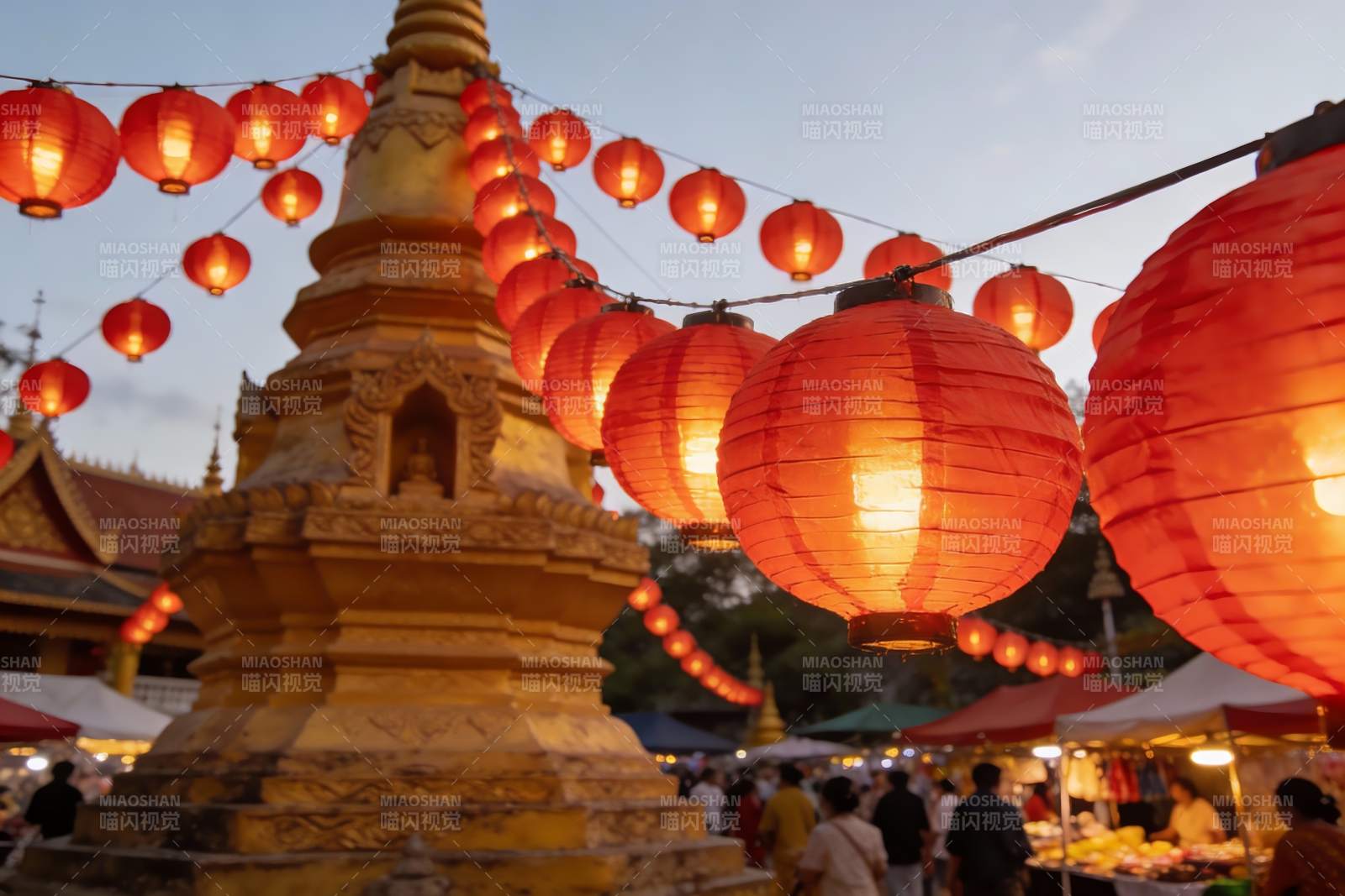 夜市灯笼映佛塔图片