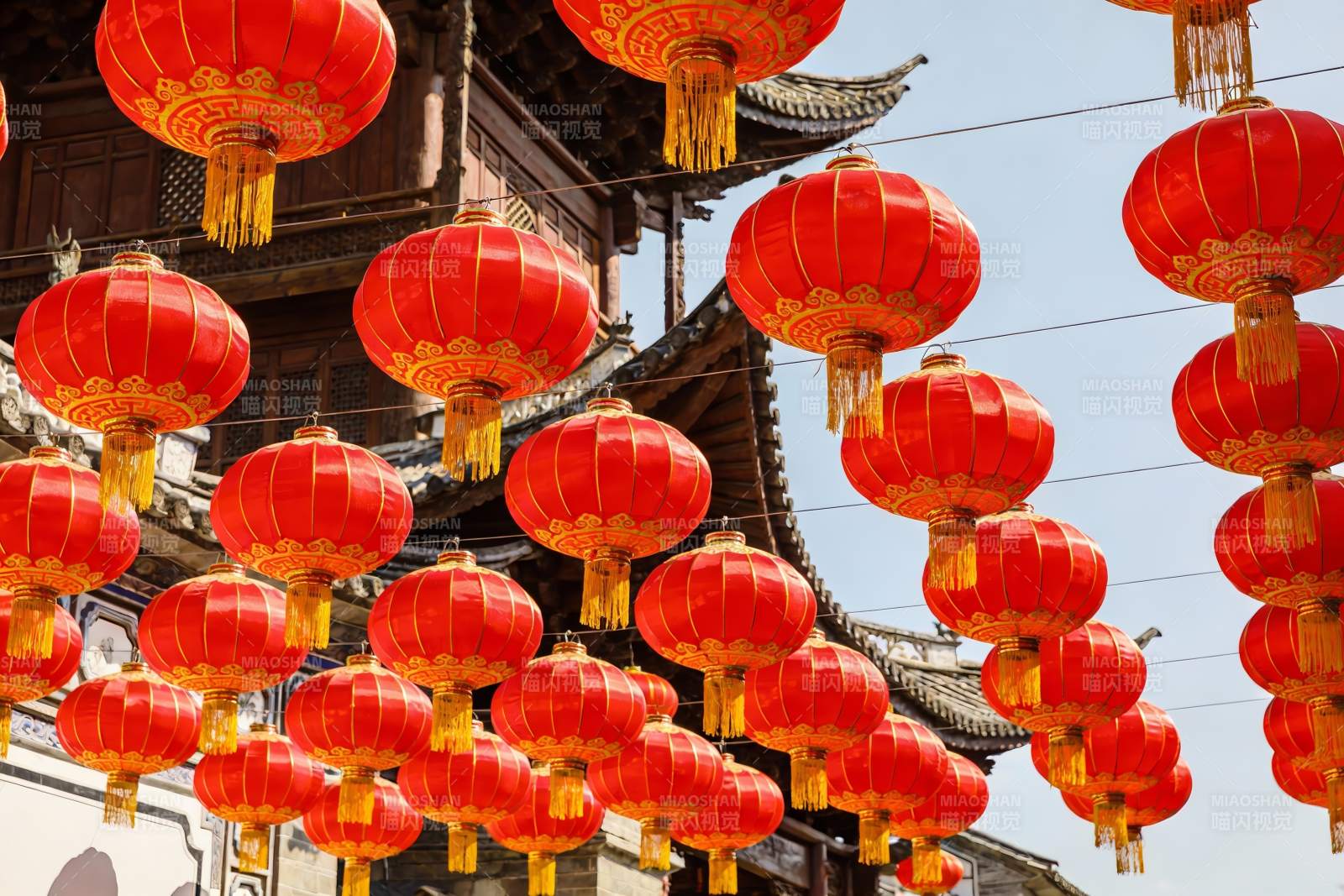 红灯笼挂满古建筑节日氛围浓图片