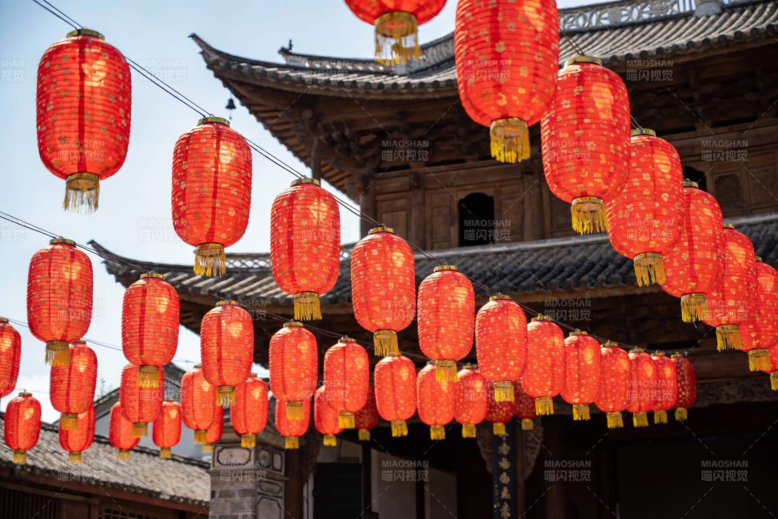 红灯笼挂满古建筑节日氛围图片