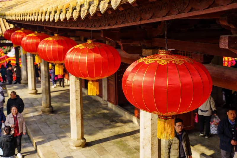 古建筑廊下挂红灯笼图片