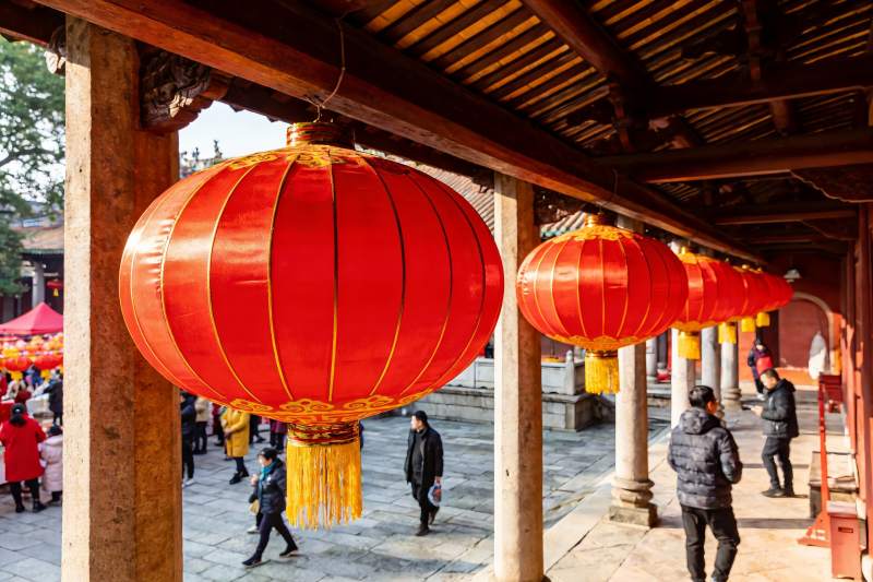 古建筑长廊挂红灯笼游人漫步图片