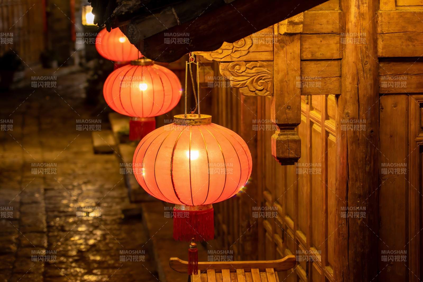 古巷夜景红灯笼高挂图片