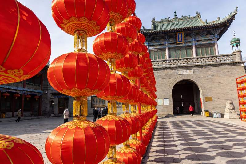 红灯笼装饰的传统建筑入口图片