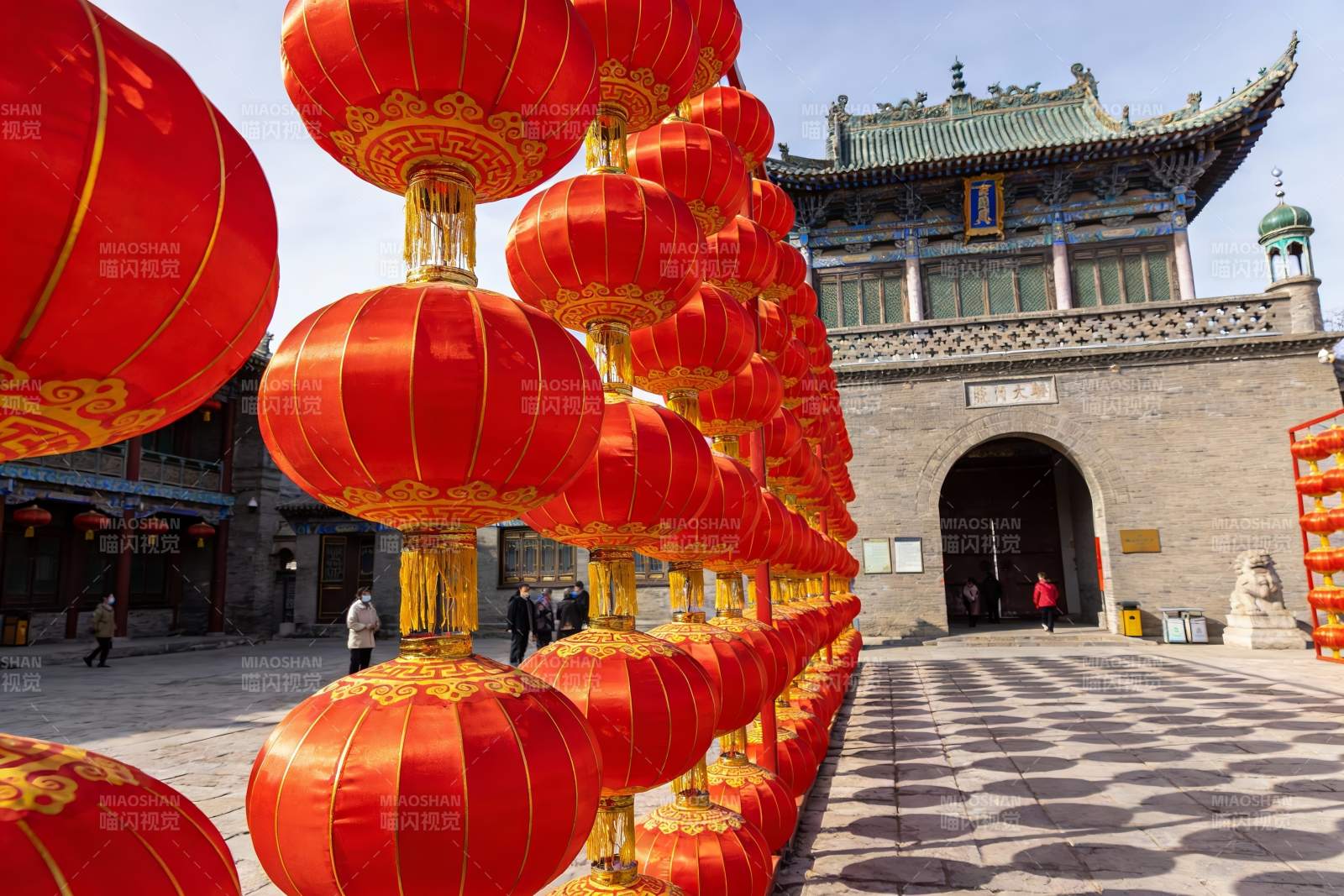 红灯笼装饰的传统建筑入口图片