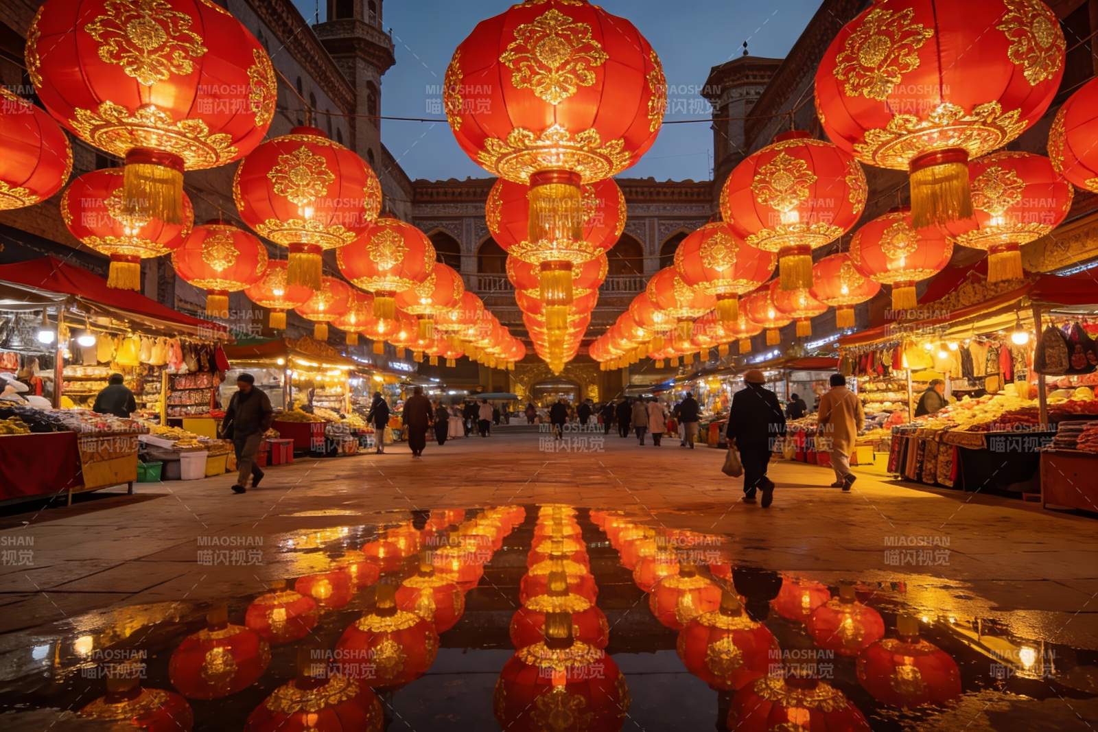 夜市红灯笼高挂行人穿梭图片
