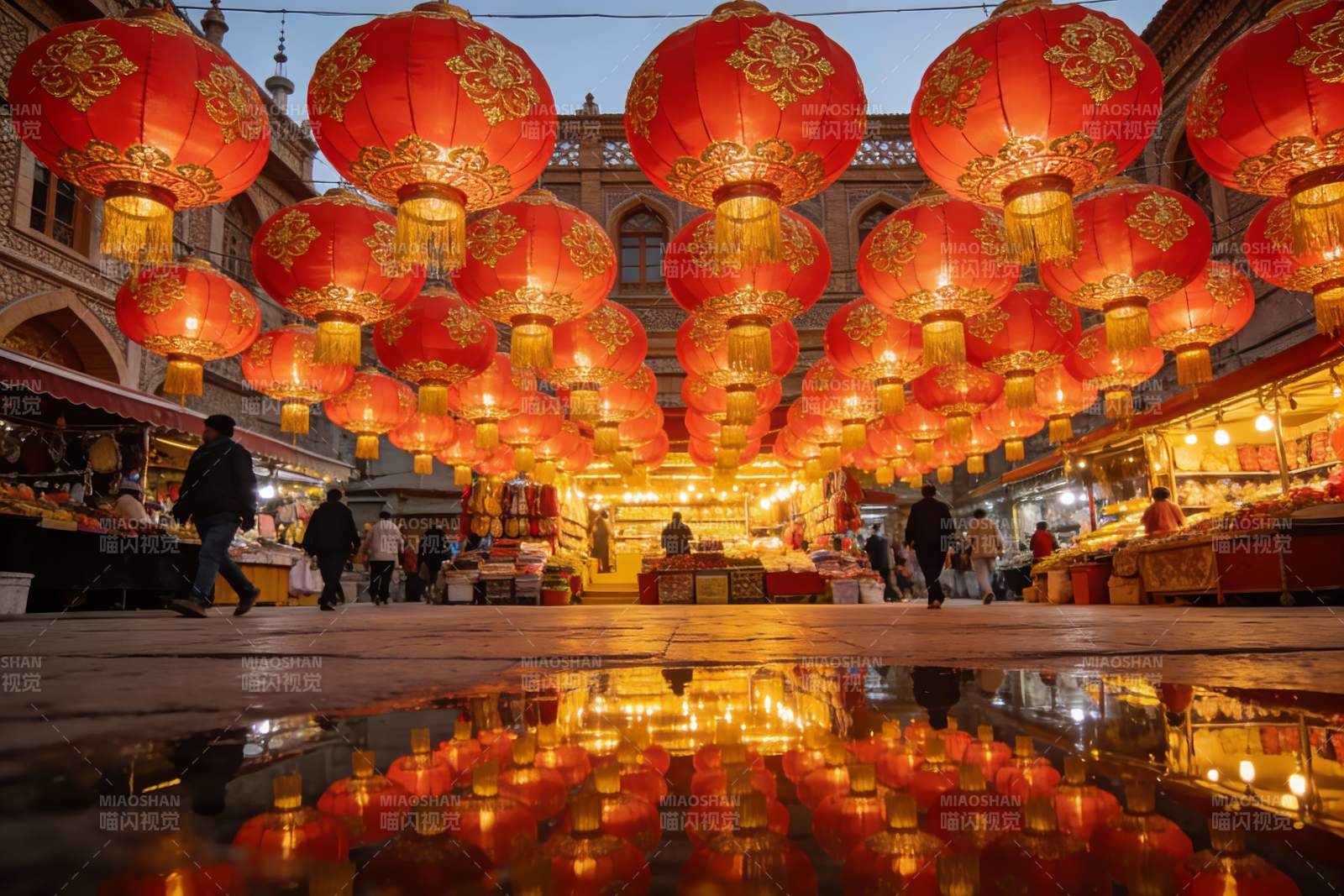 夜市红灯笼高挂行人穿梭图片