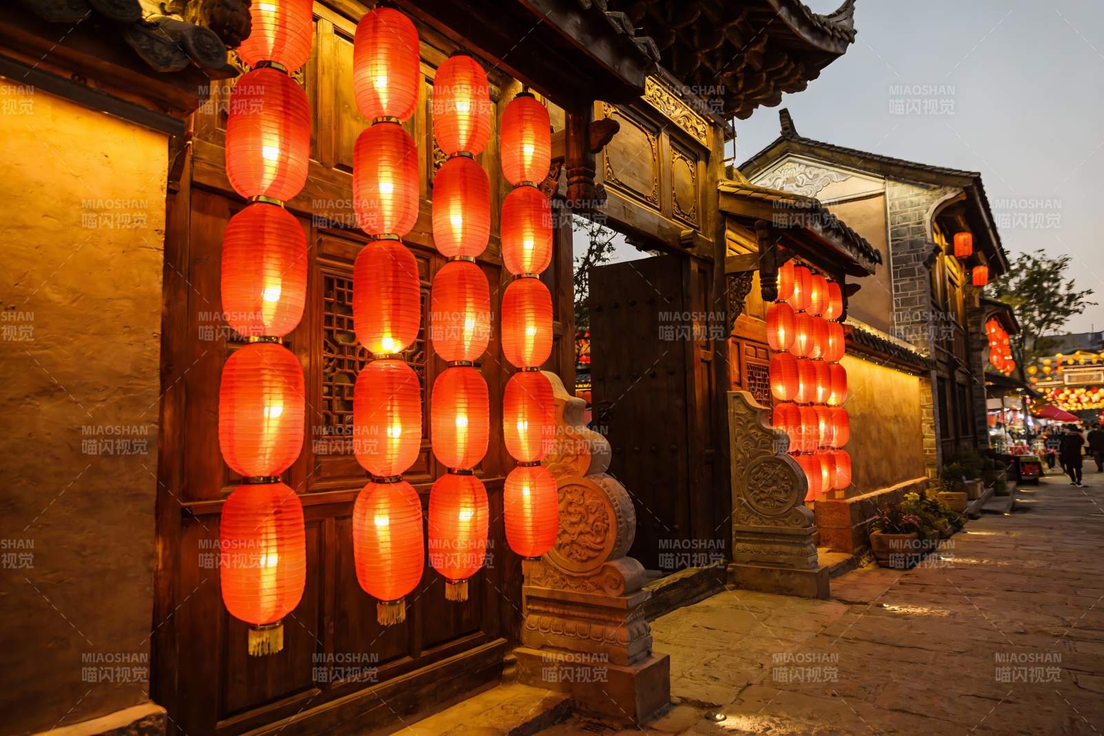 古街夜景红灯笼高挂图片