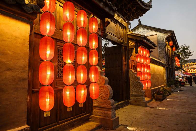 古街夜景红灯笼高挂图片