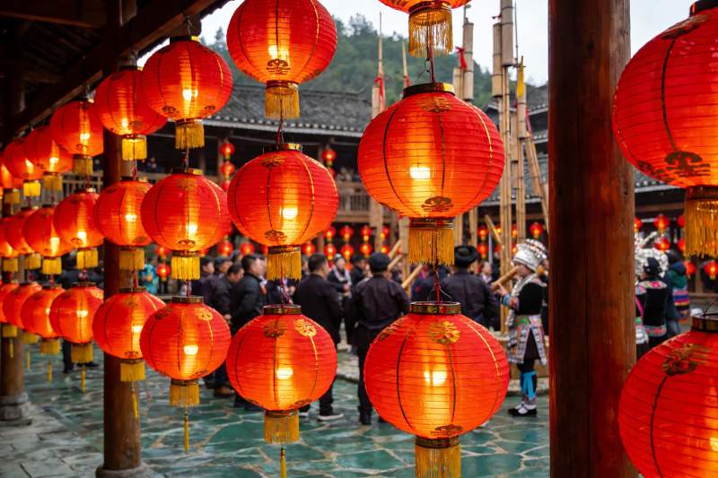 红灯笼挂满古街节日热闹非凡图片