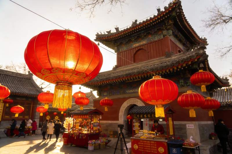 古建筑前挂红灯笼集市热闹图片