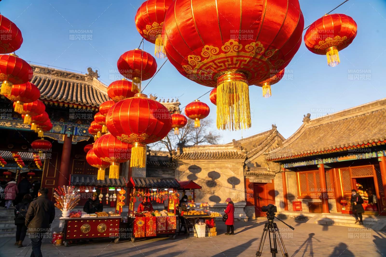 古建筑前挂红灯笼集市热闹图片