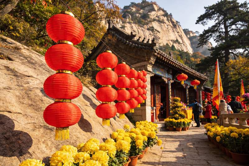 红灯笼点缀山间古建筑图片