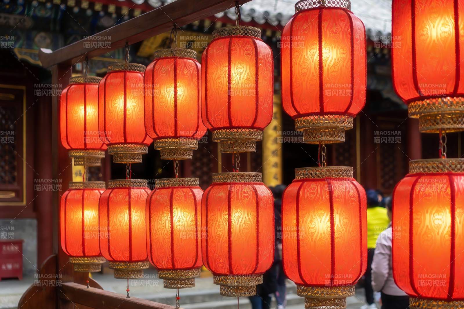 红灯笼高挂图片