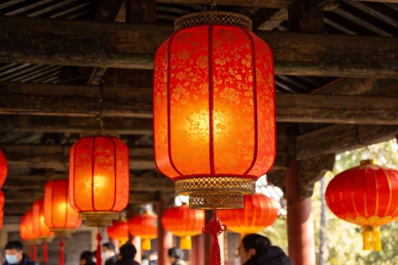 古建筑长廊红灯笼高挂图片