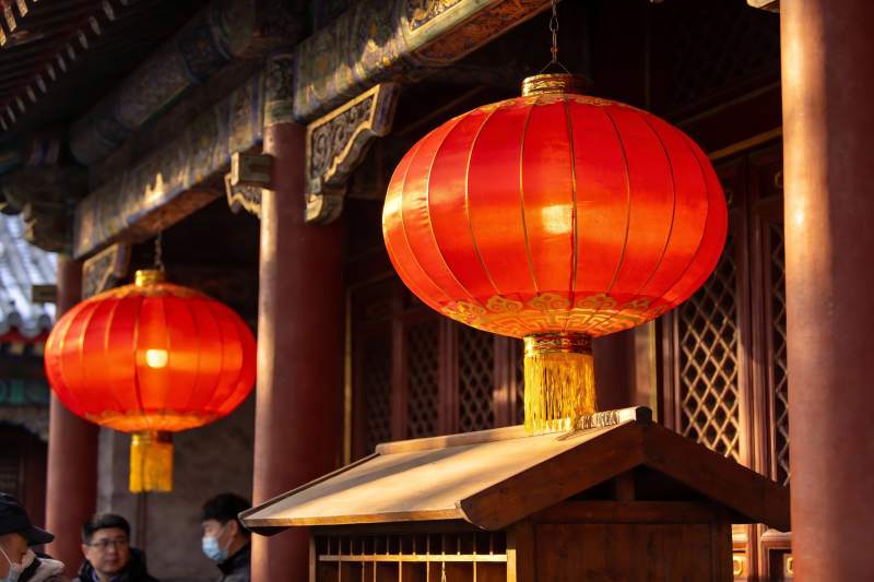 古建筑前悬挂的红色灯笼图片