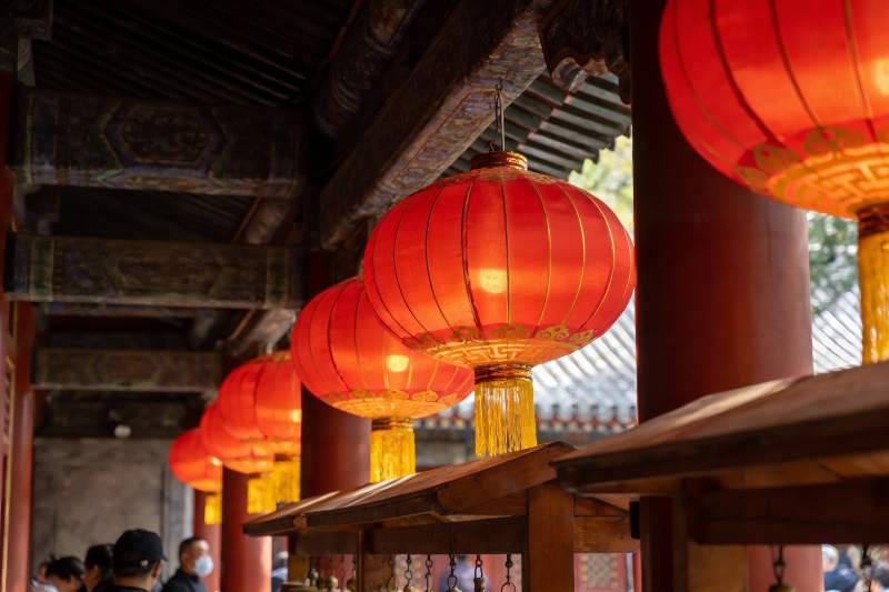 古建筑红灯笼装饰场景图片