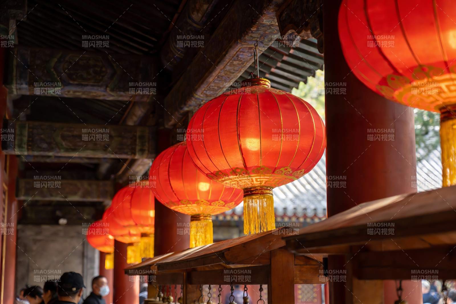 古建筑红灯笼装饰场景图片