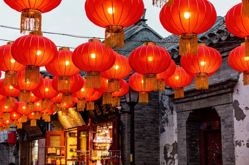 红灯笼挂满古街夜景图片