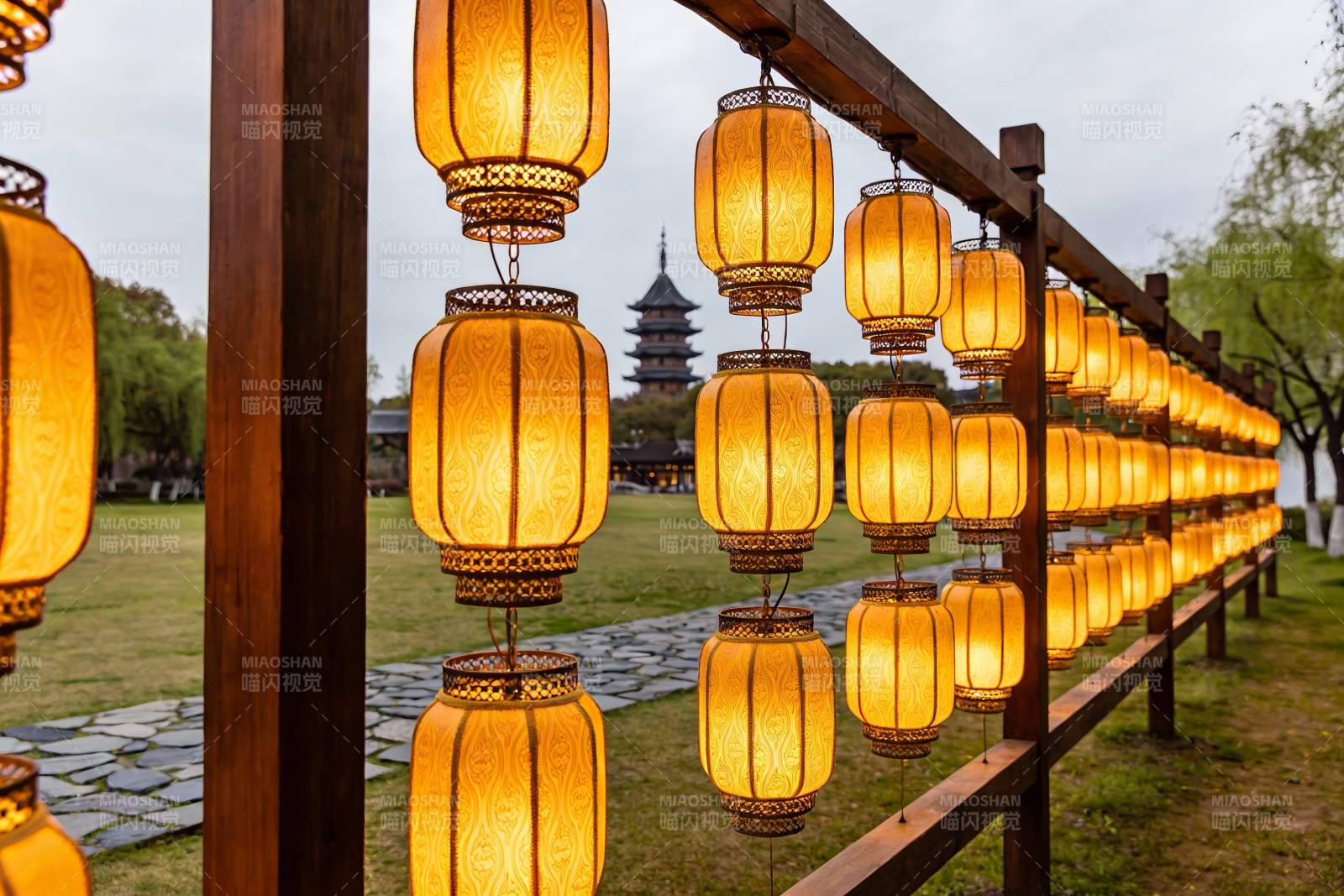 古风灯笼排列户外景观图片