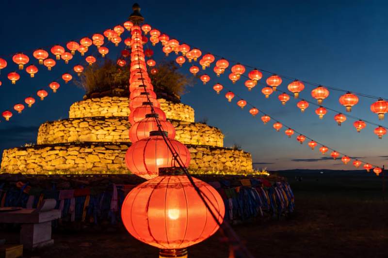 夜幕下的红色灯笼与石塔图片