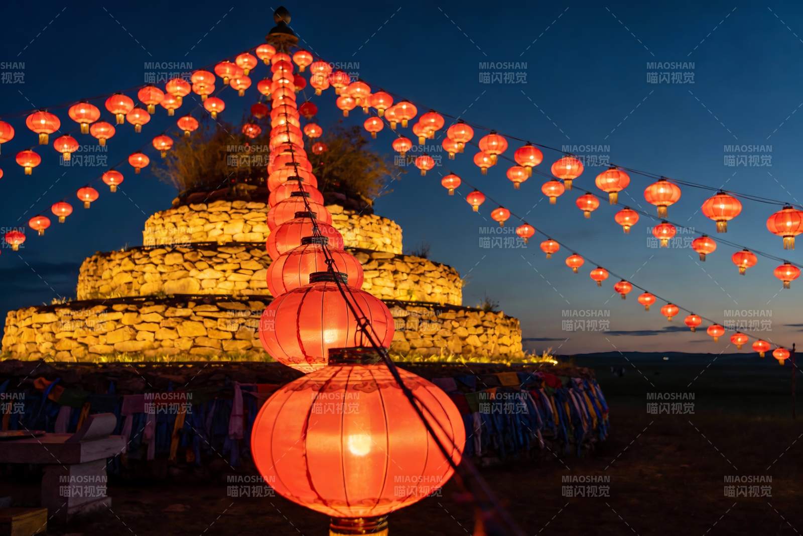 夜幕下的红色灯笼与石塔图片