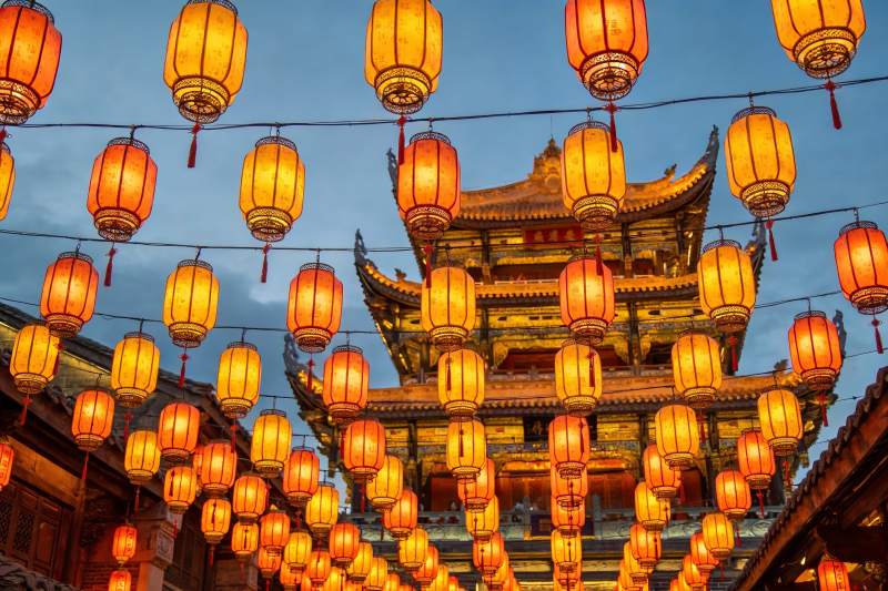 古建筑夜景灯笼高挂图片