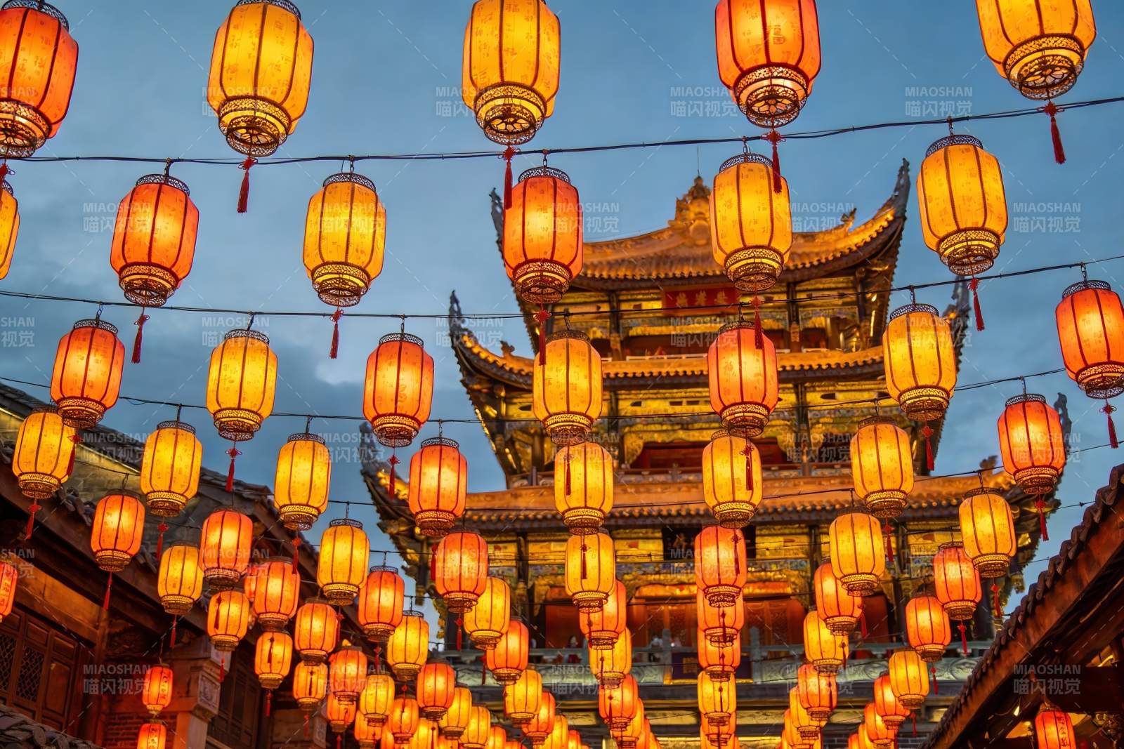 古建筑夜景灯笼高挂图片