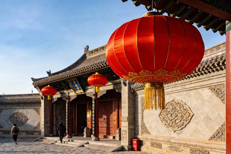 古建筑前红灯笼高挂图片