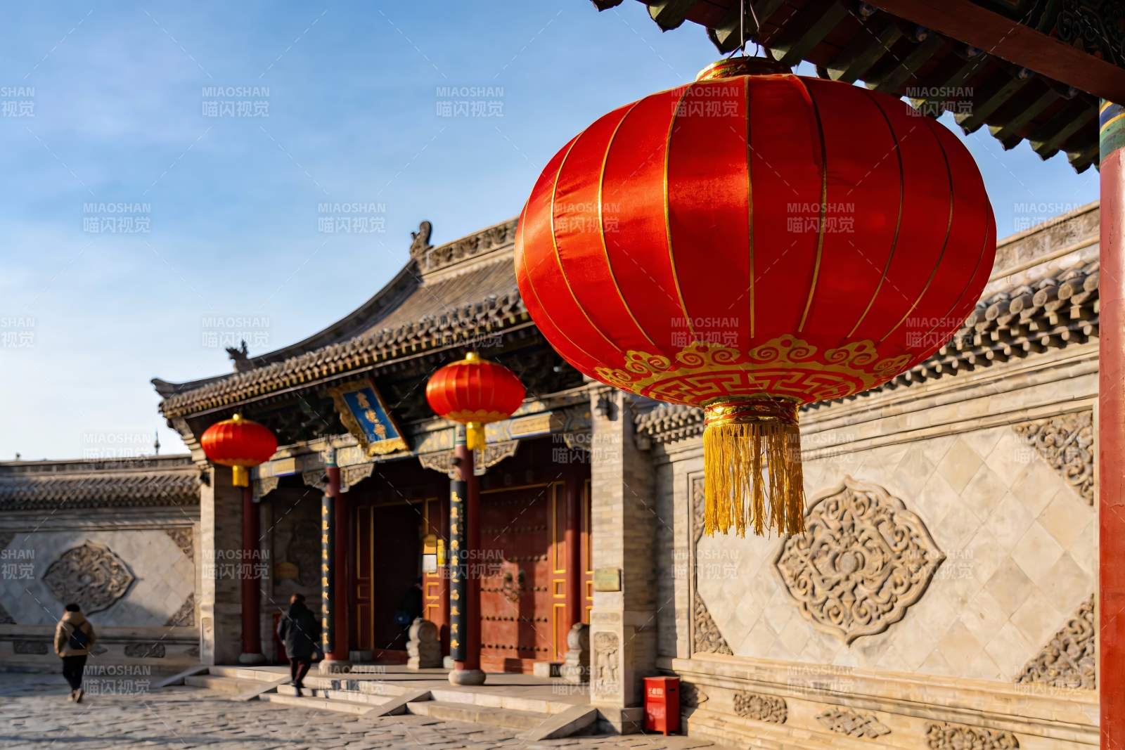 古建筑前红灯笼高挂图片